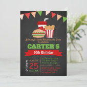 Chalkboard Burgers en Fries Verjaardagsfeest Uitno Kaart (Staand voorkant)