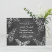 Chalkboard Butterflies Rehearsal Dinner Invitation Kaart (Staand voorkant)