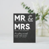 Chalkboard Chalk Mr. & Mrs. Wedding Save the Date Aankondigingskaart (Staand voorkant)