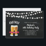 Chalkboard, Cheers 30th Birthday Party Invitation Kaart<br><div class="desc">Viel je speciale dag met deze stijlvolle verjaardagsuitnodiging. In dit ontwerp zijn tekenaarslichten,  bierglazen grafische kaarten met een achtergrond van een krijt.</div>