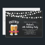 Chalkboard, Cheers 30th Birthday Party Invitation Kaart<br><div class="desc">Viel je speciale dag met deze stijlvolle verjaardagsuitnodiging. In dit ontwerp zijn tekenaarslichten,  bierglazen grafische kaarten met een achtergrond van een krijt.</div>