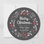 CHALKBOARD CHRISTMAS FLORAL WREATH HOLIDAY FOTO FEESTDAGENKAART<br><div class="desc">MERRY CHRISTMAS: Heldere en vrolijke krijt botanische kreet met poinsettia, holly, bessen en bladeren in rood en wit op de achtergrond van het karton. Pas deze flatkaart met vakantiefoto's aan met uw familienaam en voeg uw favoriete afbeelding toe. Een moderne, klassieke, moderne en stijlvolle manier om trendy, vrolijke wintervakantie naar...</div>