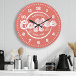 Chalkboard Coffee House Bar Monogram Aangepaste kl Grote Klok<br><div class="desc">Chalkboard Koffee House Bar Monogram Aangepaste kleur Grote klok. De gepersonaliseerde Keukenmuurklok van de douanenaam in trendy chalkboardstijl met twee gebieden van de douanetekst kunt u personaliseren om dit zelf te maken. Klik verder aanpassen voor toegang tot de plukker van de handkleur en kies uw eigen kleur! Zou er fantastisch...</div>