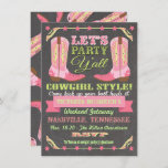 Chalkboard Cowgirl Bachelorette Weekend Getaway Kaart<br><div class="desc">Western Chalkboard Cowgirl Bachelorette weekenddoorsnee uitnodigingen naar een bestemming. Biedt cowboylaarzen en leuke typografie op een achtergrond van een bord. Geweldig voor het weekend van een meisje,  vakantie,  vrijgezellenfeest of verjaardagsfeest. Met de hand getekende illustratie door McBooboo.</div>