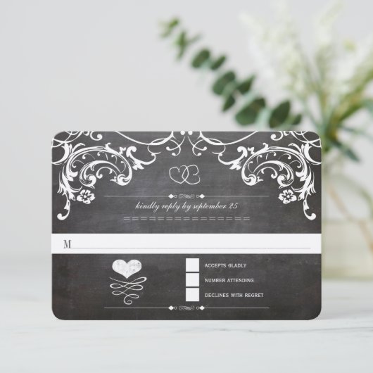 Chalkboard Cute Heart Initialen Typografie RSVP (Staand voorkant)