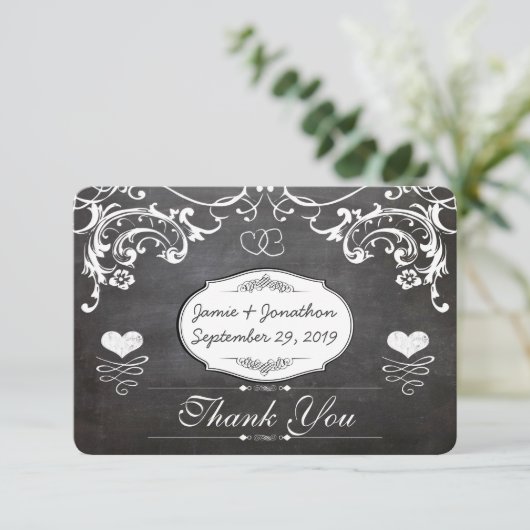 Chalkboard Cute Heart Initialen Typografie RSVP (Staand voorkant)