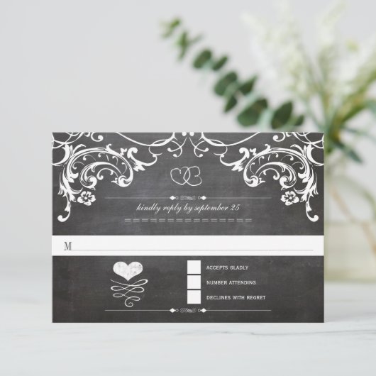 Chalkboard Cute Heart Initialen Typografie RSVP Kaart (Staand voorkant)