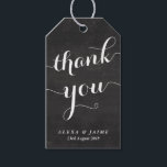 Chalkboard Dank u Schattigee moderne kalligrafie Cadeaulabel<br><div class="desc">Whimsical en rustiek dank u cadeau label met moderne kalligrafie,  strepen patroon en nep krijtbord. Dit geschenk label is ideaal voor bruiloft en andere evenementen. De teksten zijn aanpasbaar,  zodat u deze kunt aanpassen aan uw behoeften. Andere kleuren zijn beschikbaar.</div>