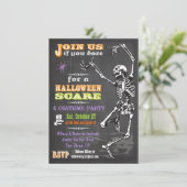 Chalkboard danserend Skeleton Halloween Party Invi Kaart (Staand voorkant)