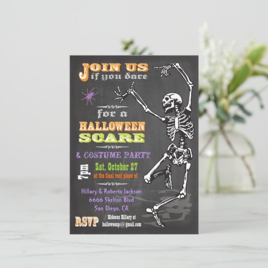 Chalkboard danserend Skeleton Halloween Party Invi Kaart (Staand voorkant)