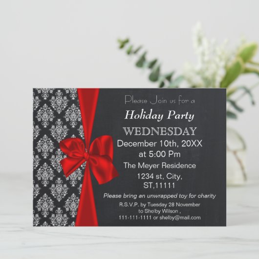 Chalkboard demask red bow Holiday party Uitnodigin Kaart (Staand voorkant)