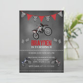 Chalkboard Dirt Bike Birthday Uitnodiging (Staand voorkant)