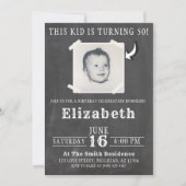 Chalkboard Dit Kind maakt de Adult Photo Invite Kaart (Voorkant)