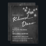 Chalkboard Edison licht moderne repetitie diner Kaart<br><div class="desc">In dit ontwerp met een bruiloftsthema heb ik een elegant, modern kalligrafisch lettertype gebruikt om een witte grafische typografie-overlay te creëer met de tekst "repetitiediner". Aan beide zijden was de achtergrond bedekt met een afbeelding met een getextureerd krijtbord. Daaroverheen ligt een cluster van ronde witte Edison-lampen. Vul de sjabloon blanks...</div>