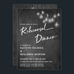Chalkboard Edison licht moderne repetitie diner Kaart<br><div class="desc">In dit ontwerp met een bruiloftsthema heb ik een elegant, modern kalligrafisch lettertype gebruikt om een witte grafische typografie-overlay te creëer met de tekst "repetitiediner". Aan beide zijden was de achtergrond bedekt met een afbeelding met een getextureerd krijtbord. Daaroverheen ligt een cluster van ronde witte Edison-lampen. Vul de sjabloon blanks...</div>
