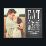 Chalkboard Eet Drink en wees getrouwd Save the Dat Aankondigingskaart<br><div class="desc">Save the date! Kondig uw trouwdatum aan met deze aanpasbare bewaar de datum aankondiging. Het bevat gemengde typografie op een nep-krijtbordachtergrond. Personaliseer door uw gegevens toe te voegen. Deze foto bewaar de datum briefkaart is beschikbaar in andere kleuren en cardstock.</div>