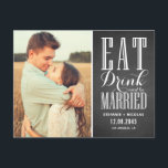 Chalkboard Eet Drink en wees getrouwd Save the Dat Aankondigingskaart<br><div class="desc">Save the date! Kondig uw trouwdatum aan met deze aanpasbare bewaar de datum aankondiging. Het bevat gemengde typografie op een nep-krijtbordachtergrond. Personaliseer door uw gegevens toe te voegen. Deze foto bewaar de datum briefkaart is beschikbaar in andere kleuren en cardstock.</div>