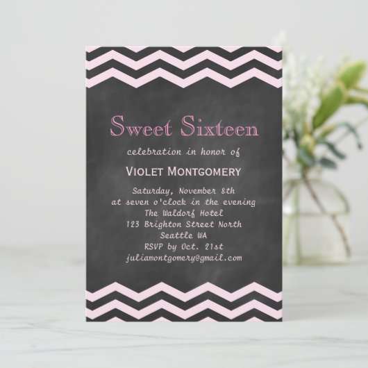 Chalkboard en Chevrons Sweet Sixteen-uitnodiging Kaart (Staand voorkant)