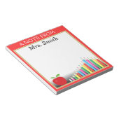 Chalkboard en gekleurde penningen een opmerking va notitieblok (Schuin)