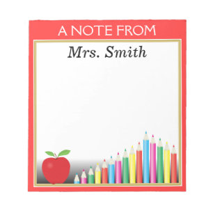 Chalkboard en gekleurde penningen een opmerking va notitieblok