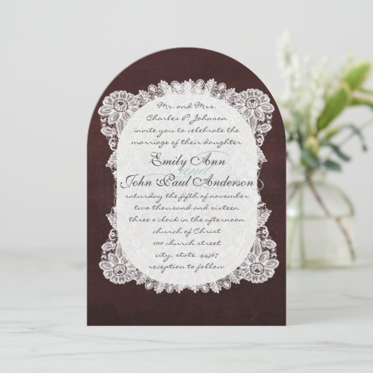 Chalkboard en Lace Deep Burgundy Wedding Kaart (Staand voorkant)