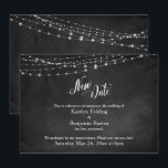Chalkboard en Lichten uitgestelde bruiloft "Nieuwe Kaart<br><div class="desc">Over een achtergrond die een getextureerd zwart kartonoppervlak weergeeft, heb ik grafiek geplaatst die lichtkoorden afschilderen die langs de bovenkant worden gedraaid. Het woord "Nieuwe Datum"op de voorzijde en "Liefde"op de rug werden gecreeerd gebruikend een moderne, het draaien manuscriptdoopvont. Gebruik de velden sjabloon om uw persoonlijke gegevens toe te voegen...</div>