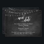 Chalkboard en Lichten uitgestelde bruiloft "Nieuwe Kaart<br><div class="desc">Over een achtergrond die een getextureerd zwart kartonoppervlak weergeeft, heb ik grafiek geplaatst die lichtkoorden afschilderen die langs de bovenkant worden gedraaid. Het woord "nieuwe datum" op de voorzijde en "liefde" op de achterzijde werden gemaakt met behulp van een modern, draaiend script lettertype. Gebruik de velden sjabloon om uw persoonlijke...</div>