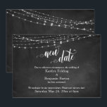 Chalkboard en Lichten uitgestelde bruiloft "Nieuwe Kaart<br><div class="desc">Over een achtergrond die een getextureerd zwart kartonoppervlak weergeeft, heb ik grafiek geplaatst die lichtkoorden afschilderen die langs de bovenkant worden gedraaid. Het woord "nieuwe datum" op de voorzijde en "liefde" op de achterzijde werden gemaakt met behulp van een modern, draaiend script lettertype. Gebruik de velden sjabloon om uw persoonlijke...</div>