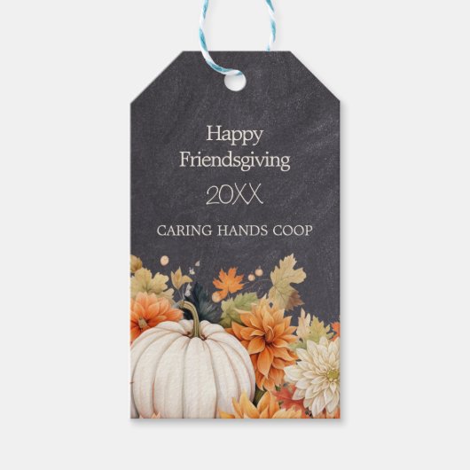 Chalkboard Fall Pumpkin Floral Friendsgiving Year Cadeaulabel (Voorkant)