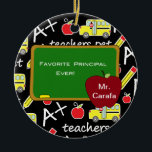 Chalkboard Favoriete Kerst-kerstversiering Keramisch Ornament<br><div class="desc">Haal het perfecte cadeau voor die geweldige Principal die je kent! Kan voor Kerstmis zijn of alleen omdat ze of hij die speciale aanraking geeft. Dit is een ornament met een fel zwart met schoolbussen en potloden achtergrond. Er staat: "Favoriete Opdrachtgever ooit" op een krijtbord. Er is een rode appel...</div>