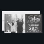 Chalkboard feestelijke kerstfotokaart feestdagenkaart<br><div class="desc">Deze Chalkboard Feestelijke Kerstfotokaart is een geweldige manier om uw vakantie groeten aan familie en vrienden uit te drukken! Deze fotokaart heeft een rustieke zwarte krijtbord achtergrond met foto van uw keuze en heeft leuke lettertypen die dit echt een unieke kerstgroet maken.</div>
