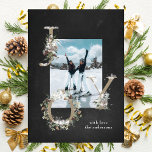 Chalkboard Floral Alphabet JOY Holiday Photo Card Feestdagenkaart<br><div class="desc">Dit is een prachtige shabby-kerst geïnspireerde kerstfeestelijke fotokaart met krafttouches op het bord van Chalkboten. Alphabet Letters JOY is voorzien van feestelijke botanische bloemelementen en geplaatst op creëer een uniek lijst voor je foto. vakantiegangers18</div>