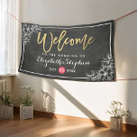 Chalkboard Floral Chic Gold Script Weduwschap Welk Spandoek<br><div class="desc">Moderne Sjablonen van de Welkome Banner van de Banner van de Weddenschap van de Banner - Elegant Goud Manuscript en Witte Floral Lijst op de Achtergrond van het Zwart Koolbord van de Boomstam. Een perfect ontwerp voor je grote dag. Alle tekststijl,  kleuren,  grootte kunnen worden aangepast aan uw behoeften!</div>