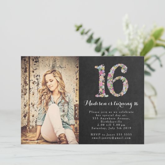 Chalkboard Floral Girls 16th Birthday Party Invite Kaart (Staand voorkant)