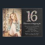 Chalkboard Floral Girls 16th Birthday Party Invite Kaart<br><div class="desc">Oorspronkelijk ontwerp van Pip Pip Hooray. Gedrukt afbeelding van oorspronkelijk met de hand getekende bloemen, door Pip. Unieke, hedendaagse ontwerperkinderen worden uitgenodigd op een trendy kraftkartonnen bruine papieren achtergrond. Voeg je eigen prachtige foto van je dochter toe aan deze persoonlijke uitnodiging. De uitnodigingen worden professioneel afgedrukt en naar je deur...</div>