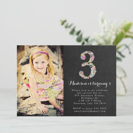 Chalkboard Floral Girls 3rd Birthday Party Invite Kaart (Staand voorkant)