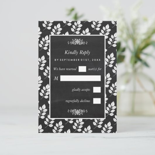 Chalkboard Floral Leaf Wedding RSVP Kaartje (Staand voorkant)