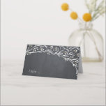 Chalkboard floral rustic bruiloft-plaatskaarten plaatskaartje<br><div class="desc">Met de hand getekend botanisch bloemontwerp op de achtergrond van het karton,  met paren monogram op de achterzijde,  neutraal kleurenschema,  zwarte,  witte en bijtende staart. Geweldige escortkaarten voor de bruiloft van het rustige land in de winter. 
Bekijk alle overeenkomende stukken in dit kalkbord rustic floral collectie hieronder.</div>