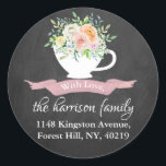 Chalkboard Floral Teacup Return Address Ronde Sticker<br><div class="desc">Voeg uw terugkeeradres met gemak toe gebruikend deze eenvoudige maar zeer trendy stickers. Dit unieke ontwerp biedt jouw naam en adres met een stijlvolle florale teacup op een chalkboard effect background.</div>