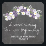 Chalkboard Floral Wreath Wedding Vierkante Sticker<br><div class="desc">Trendy Chalkboard / Blackboard bruiloft Bewaar de datum aankondiging met een Floral Spray of Spring / Summer Flowers. Een rustieke spray van bloemen in kleuren van licht en donkere paarse met witte madeliefjes wilde bloemen. Deze sticker kan worden gebruikt voor uw bruiloft snoep buffettafel voor gunst dozen, of tassen, reizende...</div>
