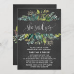 Chalkboard Foliage zei ja tegen Engagement Party Kaart<br><div class="desc">Deze chalkboardblaadje "ze zei ja",  de uitnodigingskaart van de verlovingspartij is perfect voor een rustige gebeurtenis. Het ontwerp is voorzien van een lijst groene bladeren en bladgroene botanische chemicaliën op een met houtskool bedekte achtergrond. Op de achterzijde staan de woorden "ze heeft ja" in een prachtig modern calligrafielettertype.</div>