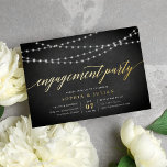 Chalkboard Garland Engagement Party Folie Uitnodiging<br><div class="desc">Onze uiterst elegante uitnodigingen van de verlovingspartij in zwart-wit kenmerken een achtergrond van het krijt met koorden van witte lichten over de bovenkant,  en "verlovingspartij"in de kalligrafie van de folie van het krijgsgoud kalligrafie manuscripttypografie. Geef je verloving een persoonlijk tintje onder in het wit.</div>