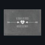 Chalkboard Geïnspireerd White Arrows Wedding R.S.V RSVP Kaartje<br><div class="desc">Een bruiloft met v.p. met een afbeelding van een hart tussen twee pijlen.  Pas de tekst aan.  Achtergrond is het karton geïnspireerd.</div>