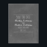 Chalkboard geïnspireerde bruiloft Bewaar de datum Aankondigingskaart<br><div class="desc">Een bruiloft save the date briefkaart met een krijtbord geïnspireerde achtergrond aan de voorkant. Personaliseer de witte tekst met details van uw gelegenheid.</div>