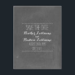 Chalkboard geïnspireerde bruiloft Bewaar de datum Aankondigingskaart<br><div class="desc">Een bruiloft save the date briefkaart met een krijtbord geïnspireerde achtergrond aan de voorkant. Personaliseer de witte tekst met details van uw gelegenheid.</div>