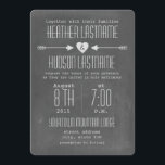 Chalkboard Geïnspireerde pijlen   Heart Rustic Whi Kaart<br><div class="desc">Een trouwuitnodiging met een afbeelding van een hart tussen twee pijlen.  De tekst is wit.  Achtergrond is het karton geïnspireerd.</div>