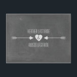 Chalkboard geïnspireerde pijlen opslaan Datum wit Aankondigingskaart<br><div class="desc">Een valbruiloft bespaart het datumhuwelijk met een afbeelding van een hart tussen de pijlen.  Achtergrond is het karton geïnspireerd.  Pas de tekst aan de andere kant aan.</div>