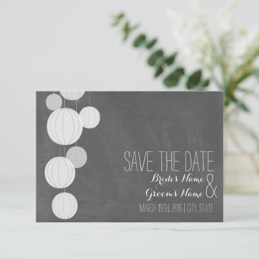 Chalkboard geïnspireerde witte patronen bespaart d save the date (Staand voorkant)