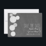 Chalkboard geïnspireerde witte patronen bespaart d save the date<br><div class="desc">Een bruiloft bewaart de datum met een afbeelding van een groep witte tuinlantaarns. Achtergrond is het karton geïnspireerd. Pas de tekst vooraan aan.</div>