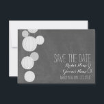 Chalkboard geïnspireerde witte patronen bespaart d save the date<br><div class="desc">Een bruiloft bewaart de datum met een afbeelding van een groep witte tuinlantaarns. Achtergrond is het karton geïnspireerd. Pas de tekst vooraan aan.</div>